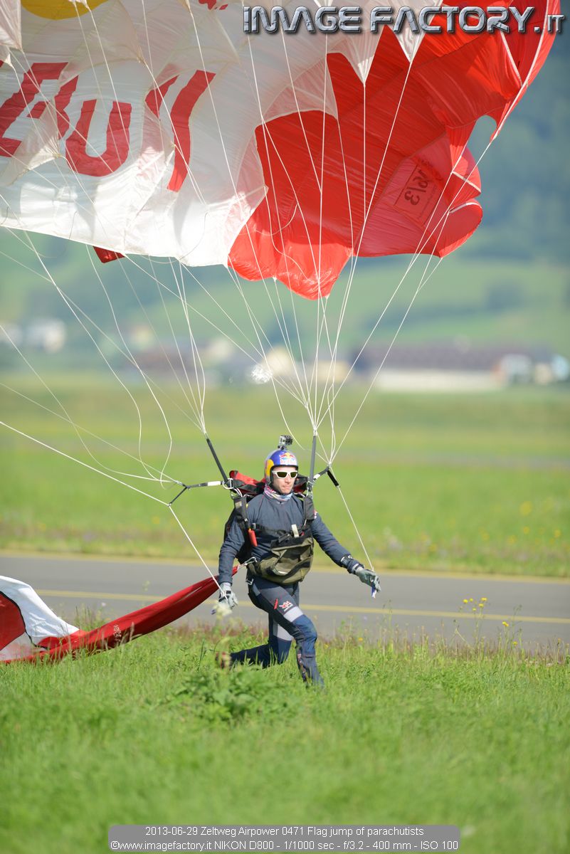 2013-06-29 Zeltweg Airpower 0471 Flag jump of parachutists